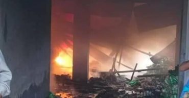 গোবিন্দগঞ্জে গোডাউনে আগুন