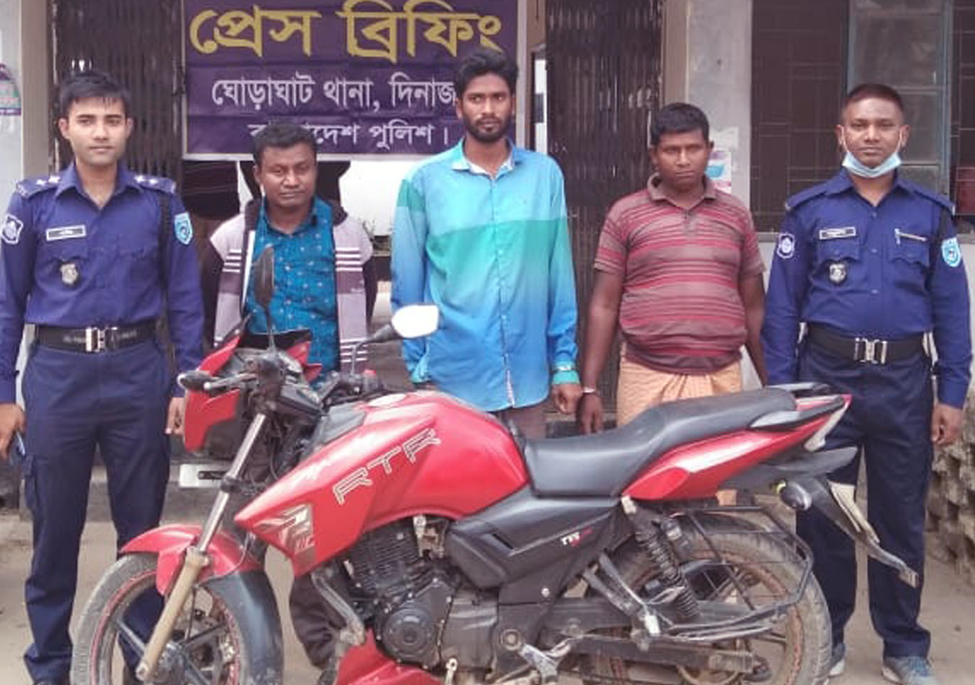 ইউপি মেম্বারের নেতৃত্বে রাস্তায় ছিনতাই, ৩ ছিনতাইকারী গ্রেপ্তার