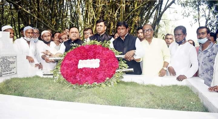 পুলিশের গুলিতে নিহত কৃষকের কবর জিয়ারত