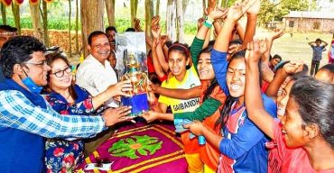 ব্যতিক্রমধর্মী সাঁওতাল কিশোরীদের প্রমিলা ফুটবল ম্যাচ