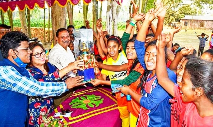 ব্যতিক্রমধর্মী সাঁওতাল কিশোরীদের প্রমিলা ফুটবল ম্যাচ