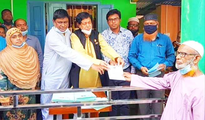 গোবিন্দগঞ্জে দুস্থ অসহায় দরিদ্র মানুষের মাঝে বয়স্ক ও বিধবা ভাতাকার্ড বিতরণ
