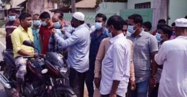 জনসচেতনতায় মাস্ক বিতরণ করলেন মেয়র ও কাউন্সিলবৃন্দ