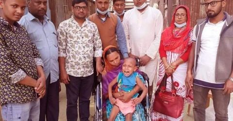 নিউ লাইফ ফাউন্ডেশনের উদ্যোগে প্রতিবন্ধী বরাত মিয়া পেল হুইল চেয়ার