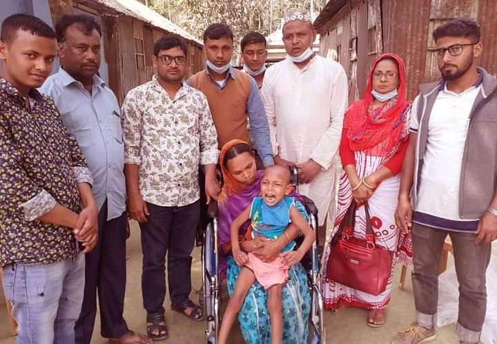 নিউ লাইফ ফাউন্ডেশনের উদ্যোগে প্রতিবন্ধী বরাত মিয়া পেল হুইল চেয়ার
