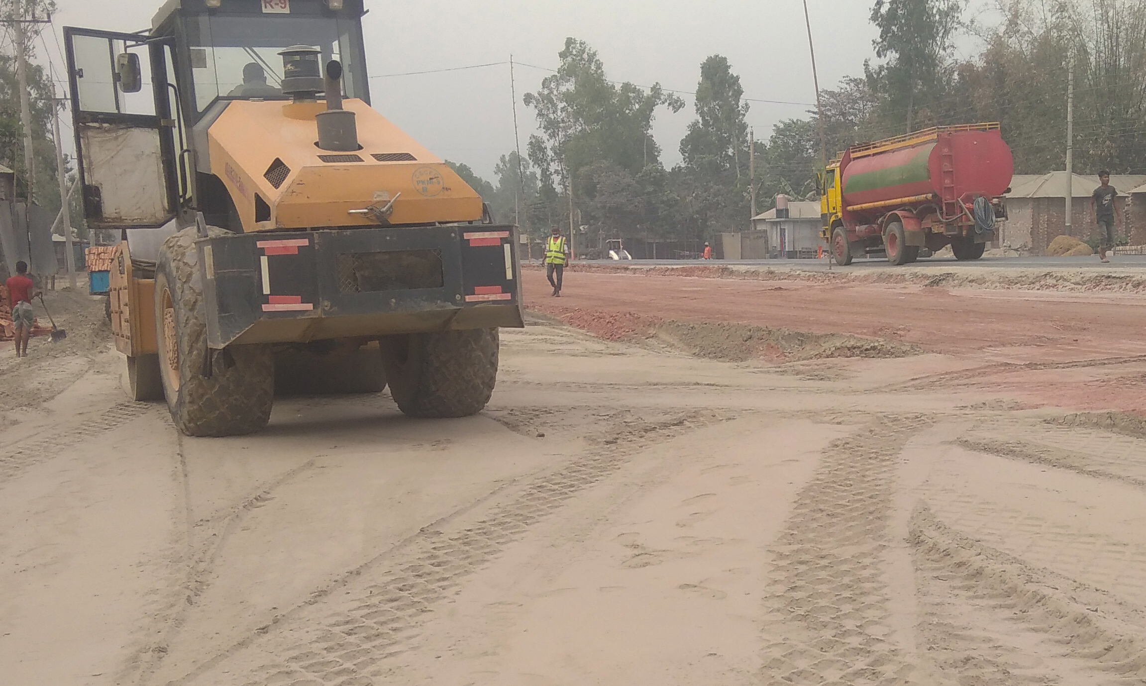 সরকার রাজস্ব থেকে বঞ্চিত; গোবিন্দগঞ্জে ৪ লেনের মহাসড়কের কাজে নিম্নমানের সামগ্রী 