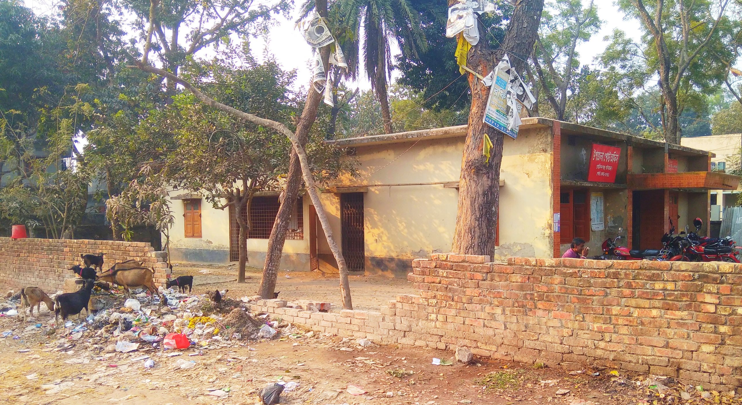 দীর্ঘদিন ধরে অরক্ষিত পোস্ট অফিস