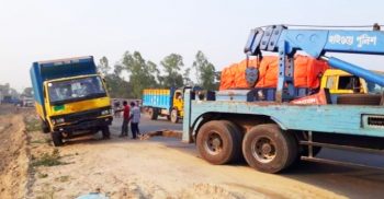 দাঁড়িয়ে থাকা অটোরিকশায় কাভার্ডভ্যানের ধাক্কা, একই পরিবারের নিহত ৪