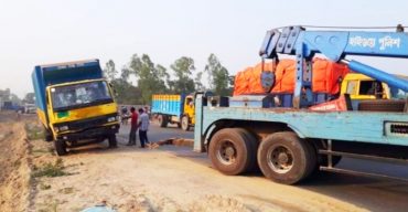 দাঁড়িয়ে থাকা অটোরিকশায় কাভার্ডভ্যানের ধাক্কা, একই পরিবারের নিহত ৪