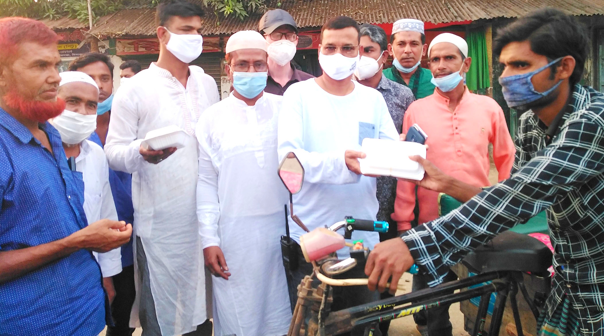 ঘোড়াঘাটে ইফতার সামগ্রী নিয়ে রাস্তায় পৌর যুবলীগ