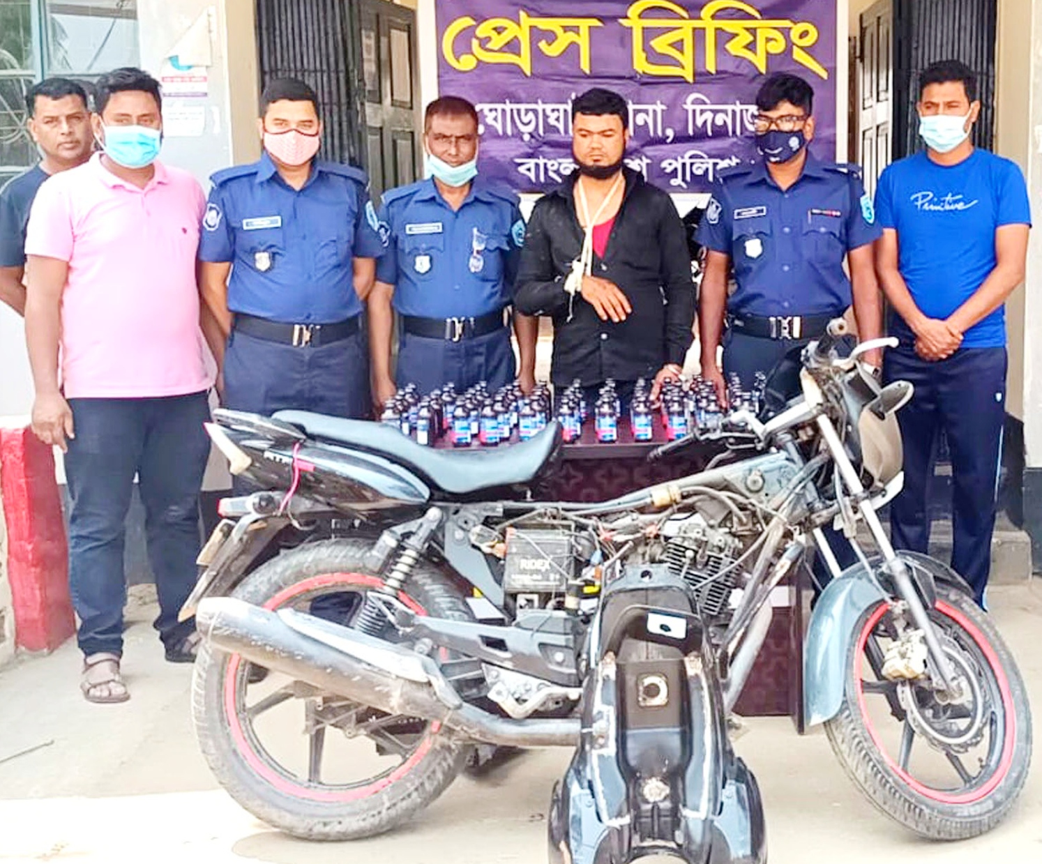 ঘোড়াঘাটে অভিনব কায়দায় ফেনসিডিল পাঁচারকালে গ্রেপ্তার ১