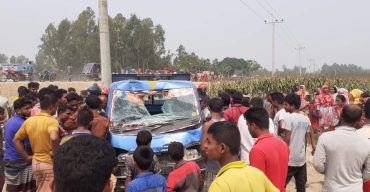 ঘোড়াঘাটে পিকআপ-ভ্যানের মুখোমুখি সংঘর্ষে প্রাণ গেল ভ্যানচালকের, পিকআপে মিলল ৪০ বোতল ফেনসিডিল