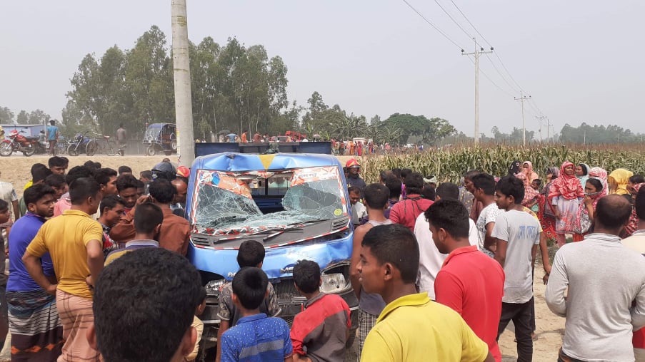 ঘোড়াঘাটে পিকআপ-ভ্যানের মুখোমুখি সংঘর্ষে প্রাণ গেল ভ্যানচালকের, পিকআপে মিলল ৪০ বোতল ফেনসিডিল