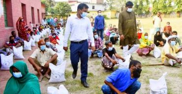 প্রতিবন্ধি ও হরিজন সম্প্রদায়ের মাঝে প্রধানমন্ত্রীর উপহার সামগ্রী বিতরণ