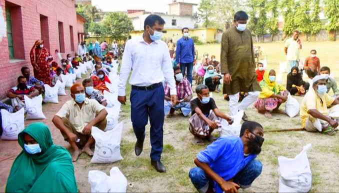প্রতিবন্ধি ও হরিজন সম্প্রদায়ের মাঝে প্রধানমন্ত্রীর উপহার সামগ্রী বিতরণ