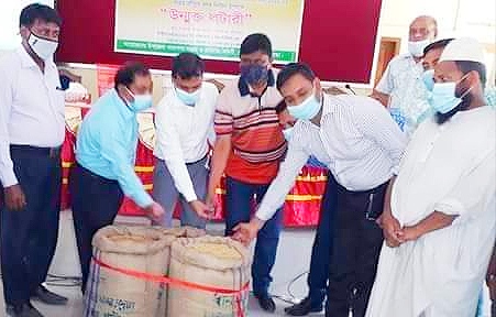 গোবিন্দগঞ্জে চলতি মৌসুমে ইরি-বোরো ধান, গম ক্রয়ের উদ্বোধন