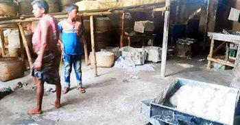 অস্বাস্থ্যকর পরিবেশে রং মিশ্রিত লাচ্চা সেমাই তৈরি