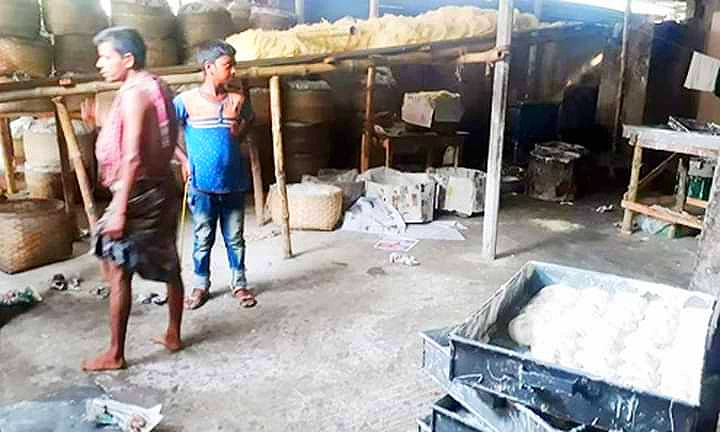 অস্বাস্থ্যকর পরিবেশে রং মিশ্রিত লাচ্চা সেমাই তৈরি