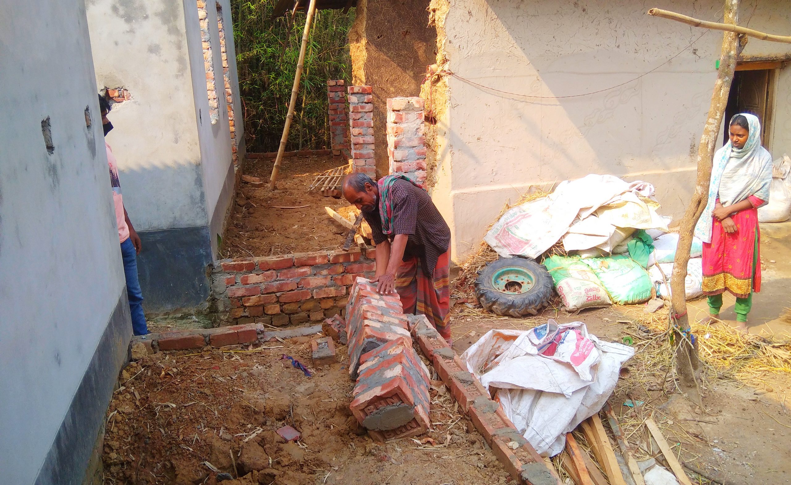 গোবিন্দগঞ্জে আশ্রয়ণ প্রকল্পের ঘর নির্মাণে নানা অনিয়মের অভিযোগ