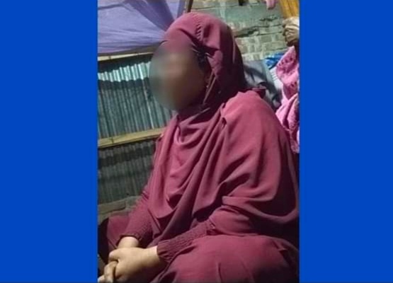 স্ত্রীর স্বীকৃতি পেতে এক শিক্ষিকা ২দিন ধরে ইউপি সচিবের বাড়িতে