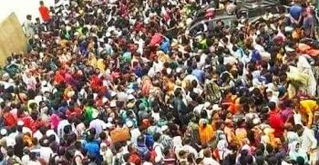 মানিকগঞ্জের পাটুরিয়া ঘাটে জনস্রোত