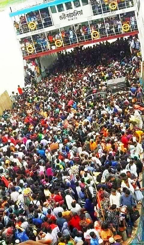 মানিকগঞ্জের পাটুরিয়া ঘাটে জনস্রোত