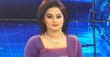 সংবাদ পাঠিকার প্রেমে তিন প্রেমিক