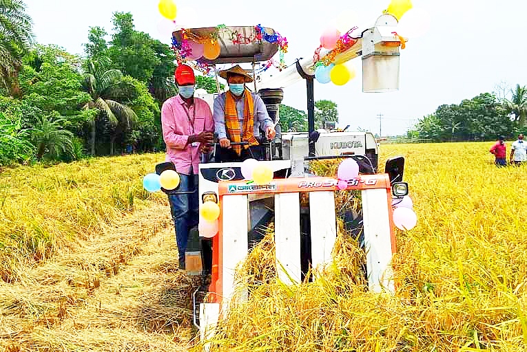 কালীগঞ্জে কম্বাইন হারভেস্টারে ধান কাটলেন ডিসি