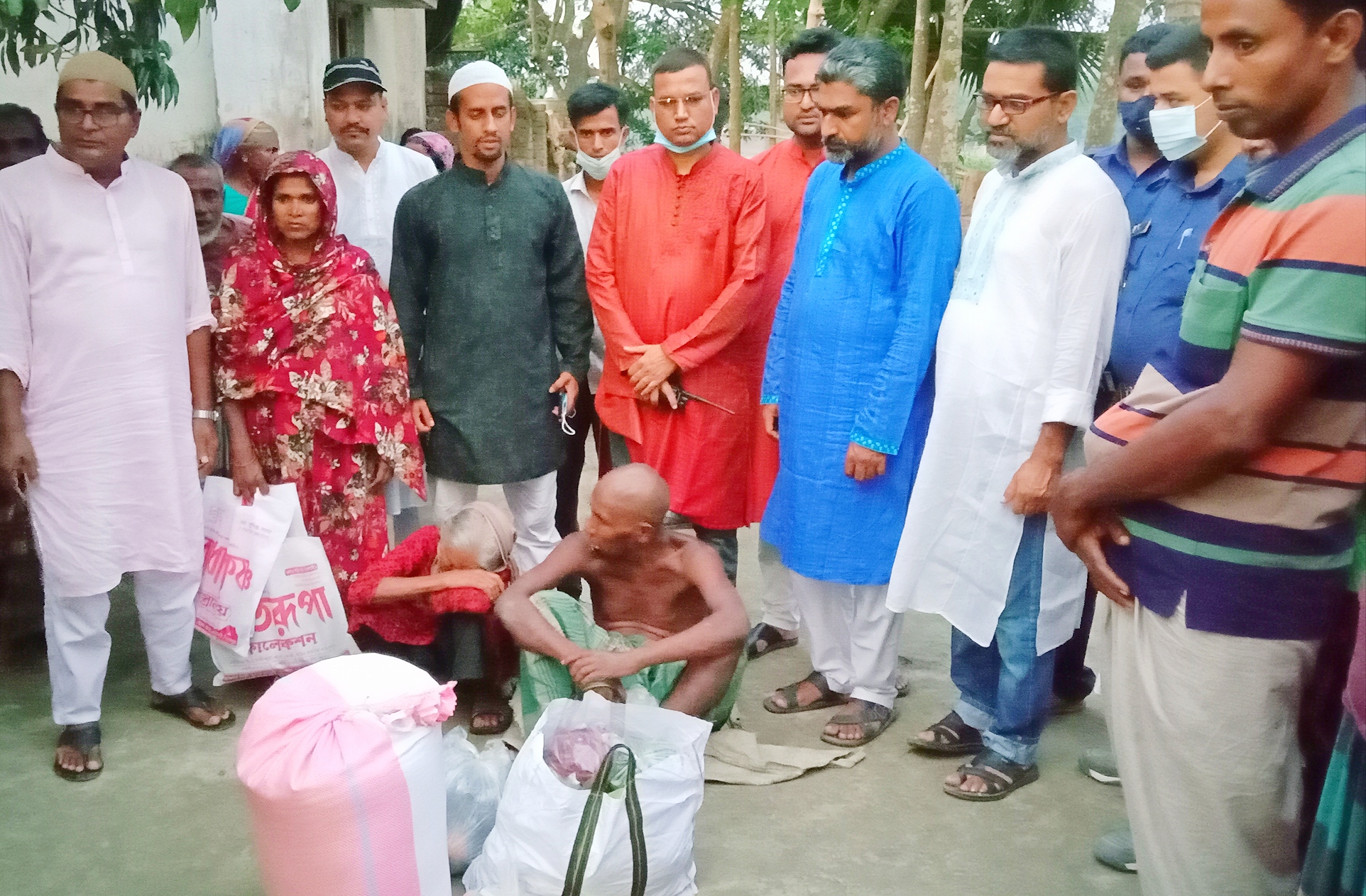 শিকলে আবদ্ধ ছেলে এবং অন্ধ মায়ের দায়িত্ব নিলেন সাংসদ শিবলী সাদিক