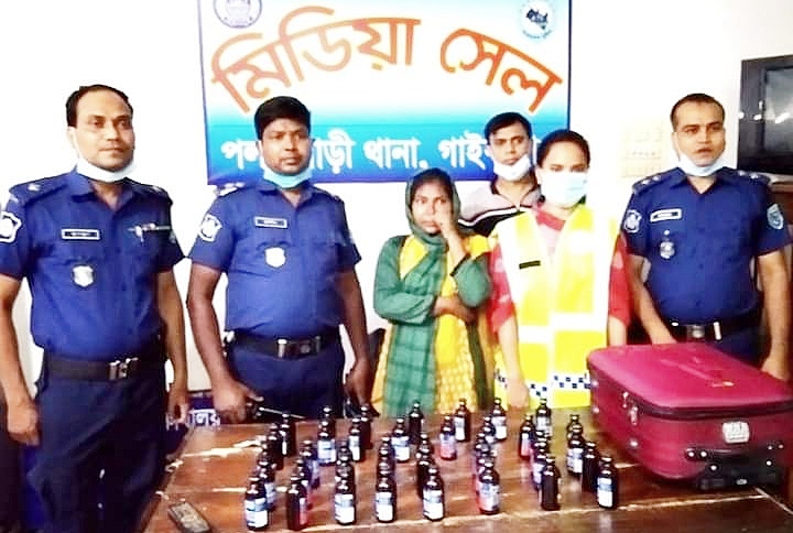 পলাশবাড়ীতে এক নারীর ব্যাগে মিলল ৩৯ বোতল ফেনসিডিল