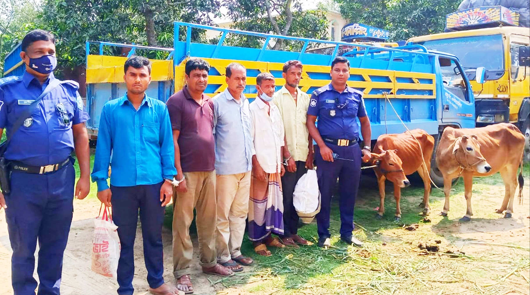 গোমূত্রের সূত্র ধরে চুরি হওয়া দুটি গরু সহ আটক ৫