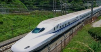 ট্রেন এক মিনিট দেরিতে স্টেশনে পৌঁছানোয় ক্ষমা চাইলেন ট্রেন কর্তৃপক্ষ।