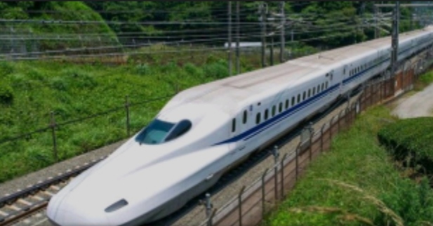 ট্রেন এক মিনিট দেরিতে স্টেশনে পৌঁছানোয় ক্ষমা চাইলেন ট্রেন কর্তৃপক্ষ।