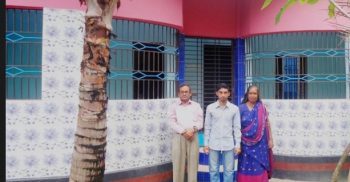 টিউশনের টাকা জমিয়ে মা-বাবাকে দৃষ্টিনন্দন বাড়ী উপহার