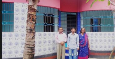 টিউশনের টাকা জমিয়ে মা-বাবাকে দৃষ্টিনন্দন বাড়ী উপহার