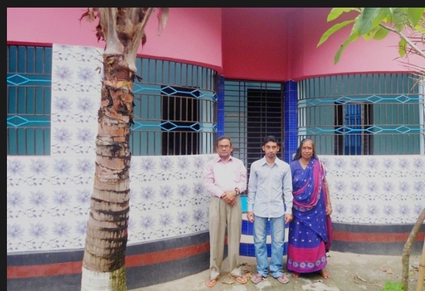 টিউশনের টাকা জমিয়ে মা-বাবাকে দৃষ্টিনন্দন বাড়ী উপহার