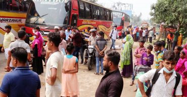 বগুড়ায় দুরপাল্লার বাস আটক, যাত্রীদের ভোগান্তি