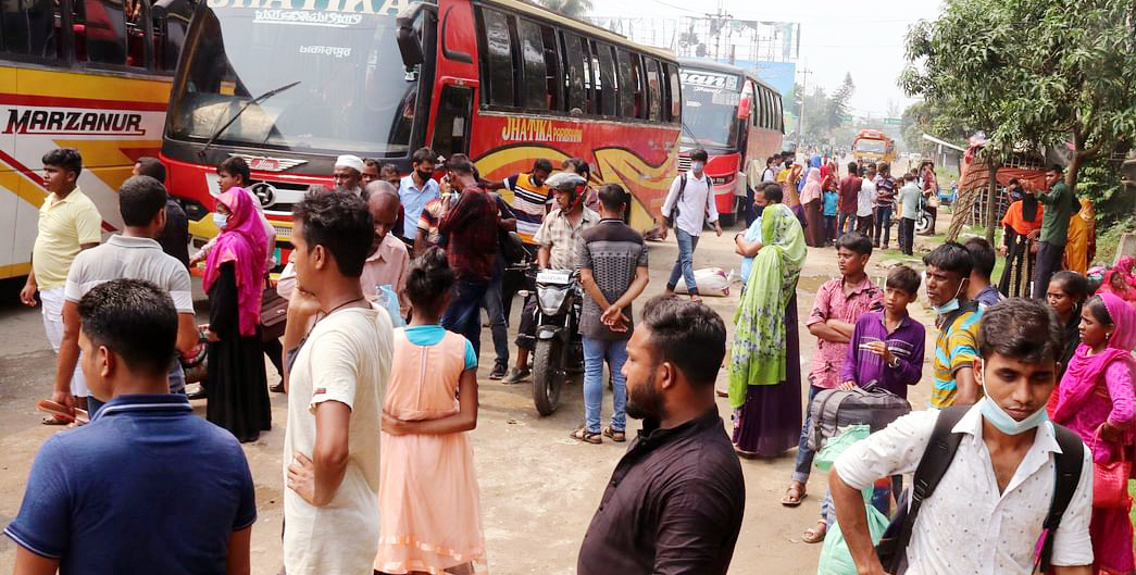 বগুড়ায় দুরপাল্লার বাস আটক, যাত্রীদের ভোগান্তি