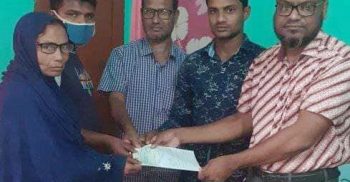 গোবিন্দগঞ্জে জীবন বীমা করপোরেশনের মৃত্যু দাবীর চেক হস্তান্তর
