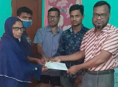 গোবিন্দগঞ্জে জীবন বীমা করপোরেশনের মৃত্যু দাবীর চেক হস্তান্তর