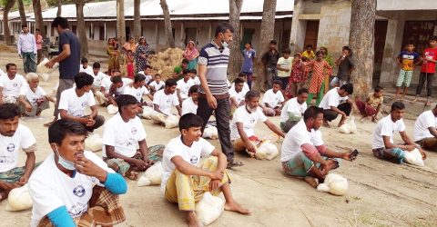 নিউ লাইফ ফাউন্ডেশনের উদ্যোগে অসহায় ও দরিদ্র পরিবারের মাঝে ঈদ সামগ্রী বিতরণ