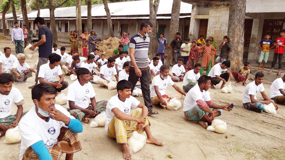 নিউ লাইফ ফাউন্ডেশনের উদ্যোগে অসহায় ও দরিদ্র পরিবারের মাঝে ঈদ সামগ্রী বিতরণ