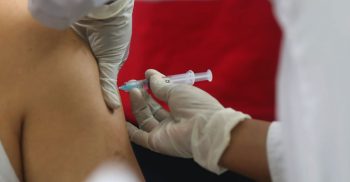 ফাইজার ও বায়োএনটেকের যৌথ তৈরী করোনাভাইরাসের টিকা ব্যবহারের অনুমোদন দিয়েছে বাংলাদেশ