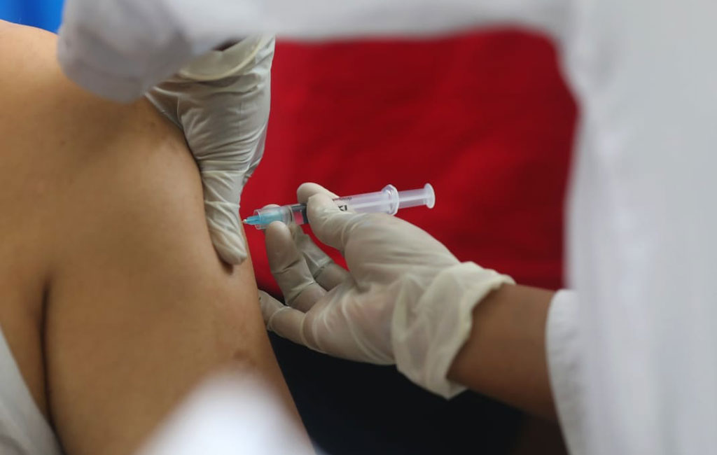 ফাইজার ও বায়োএনটেকের যৌথ তৈরী করোনাভাইরাসের টিকা ব্যবহারের অনুমোদন দিয়েছে বাংলাদেশ