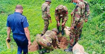 এলাকায় আতঙ্ক; গোবিন্দগঞ্জে উদ্ধারকৃত শক্তিশালী মর্টার সেলটির বিস্ফোরণ ঘটিয়েছে সেনাবাহিনীর বোমা নিস্ক্রিয়কারী দল