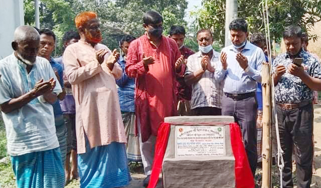 গোবিন্দগঞ্জে ইটের সলিং কাজের উদ্বােধন
