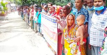 আশ্রয়ণ প্রকল্পের ঘর নির্মাণে নানা অনিয়মের প্রতিবাদে বিক্ষোভ ও মানববন্ধন