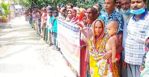 আশ্রয়ণ প্রকল্পের ঘর নির্মাণে নানা অনিয়মের প্রতিবাদে বিক্ষোভ ও মানববন্ধন