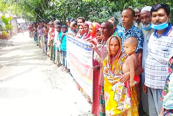 আশ্রয়ণ প্রকল্পের ঘর নির্মাণে নানা অনিয়মের প্রতিবাদে বিক্ষোভ ও মানববন্ধন