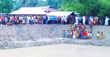 এমপির তৎপরতায় পানি বন্দী জীবন থেকে মুক্তি পেল একটি গ্রাম